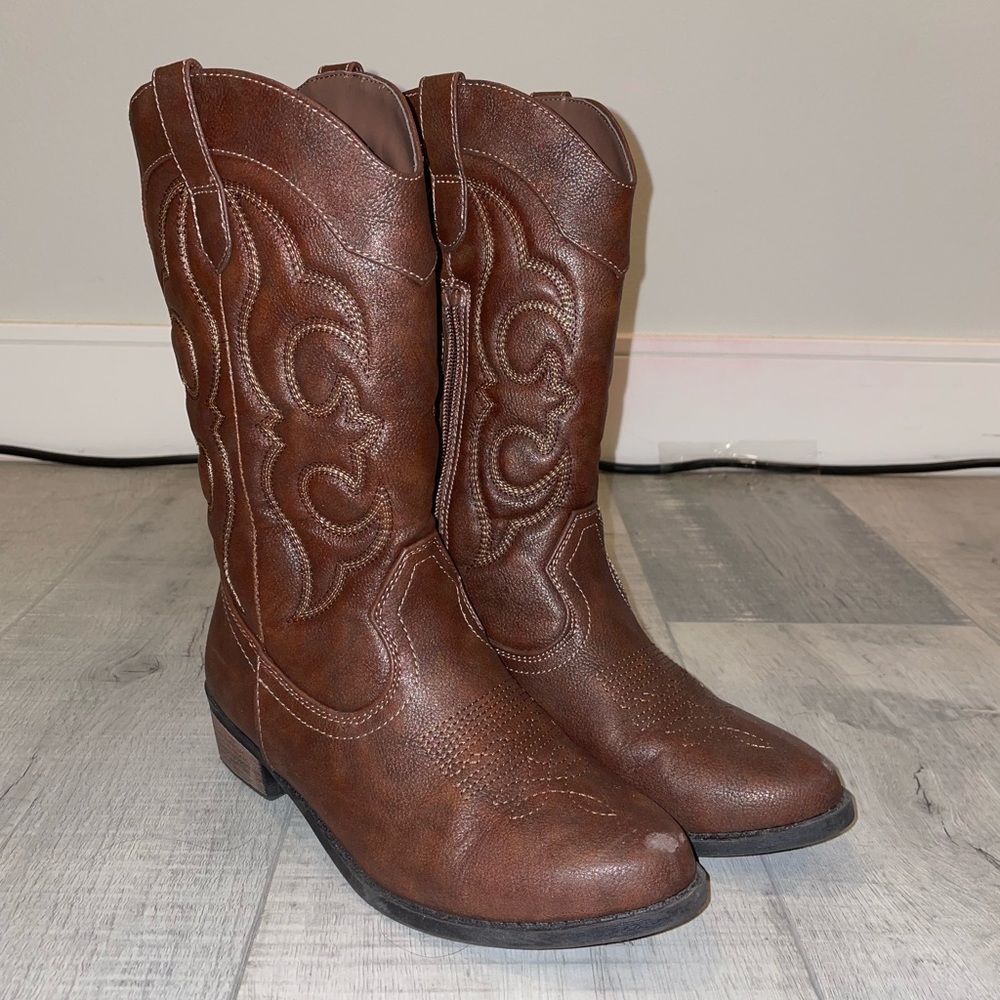[SOLD] cat & jack childrens brown cowboy boots in a size kids 5.